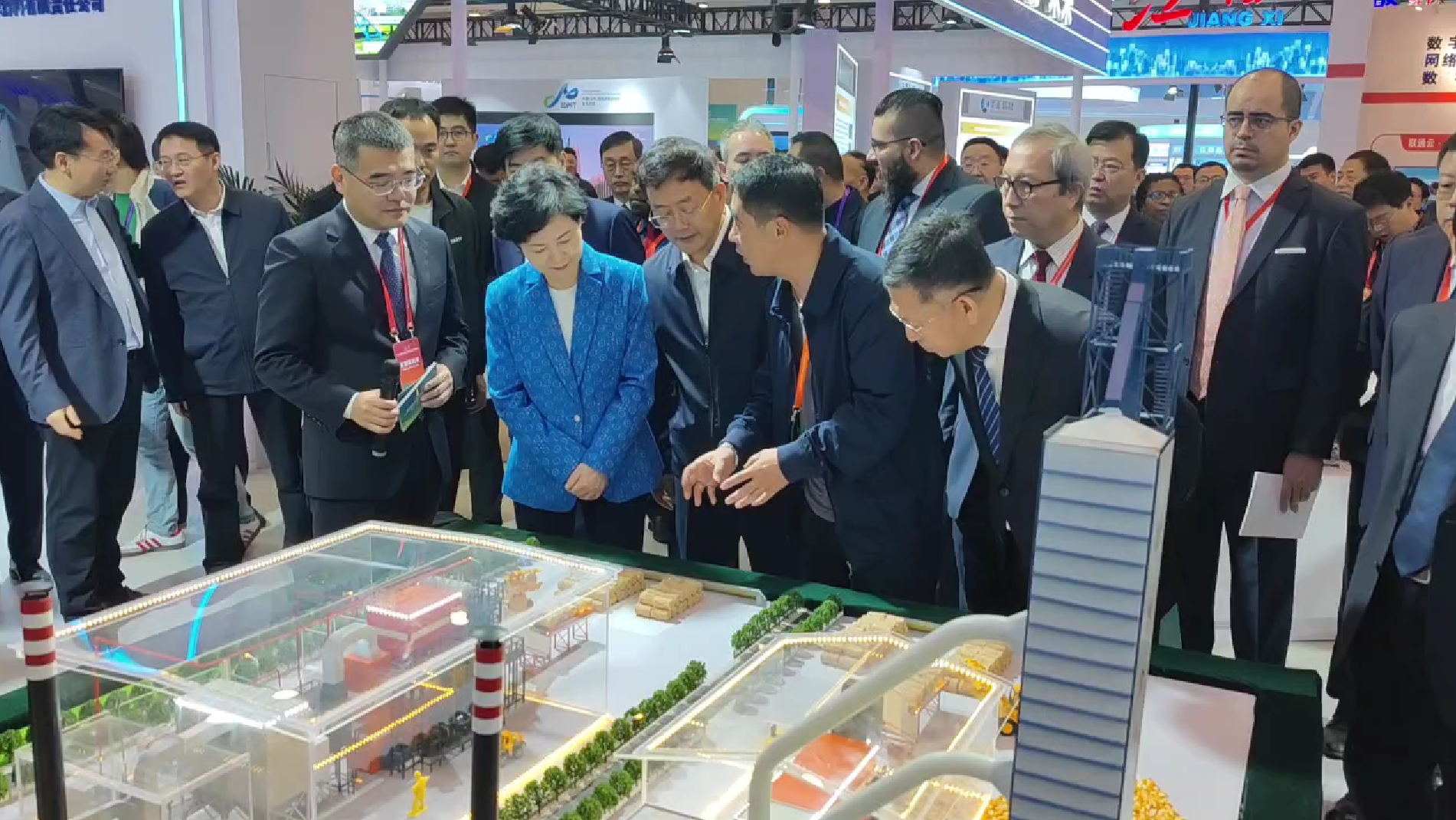 海倫利民秸稈直燃鍋爐亮相APEC技展會(huì)，工信部副部長徐曉蘭蒞臨參觀